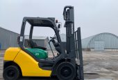 Вилковий автонавантажувач Komatsu з бічним зміщенням.