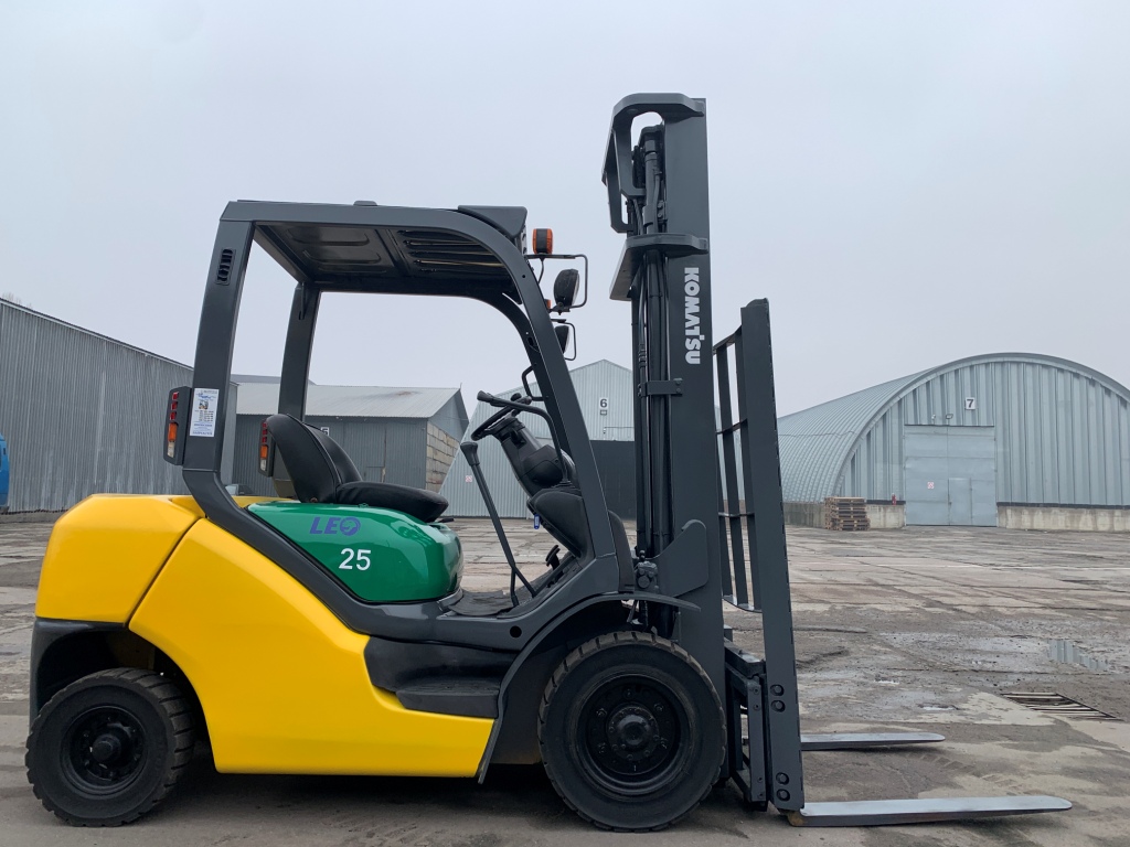 Вилковий автонавантажувач Komatsu з бічним зміщенням.