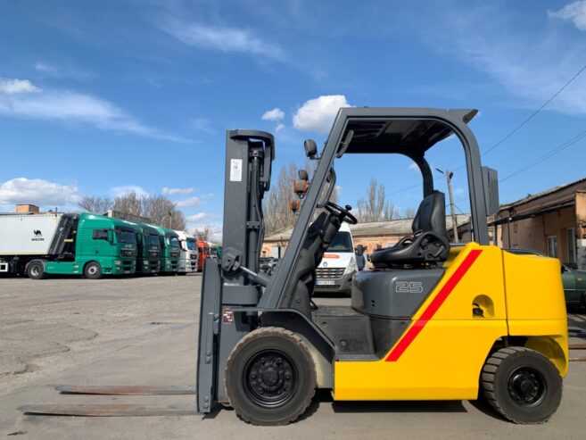 навантажувач TCM (Nissan), 2017 року, з напрацюванням 7706 м/год. Модель: FHGE25T15.
