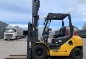 навантажувач Komatsu, з бічним зсувом та щоглою 4.5 метри