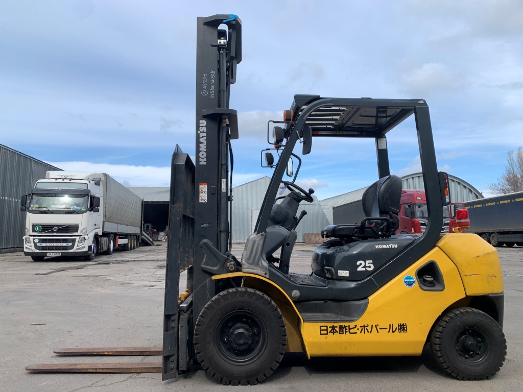 навантажувач Komatsu, з бічним зсувом та щоглою 4.5 метри