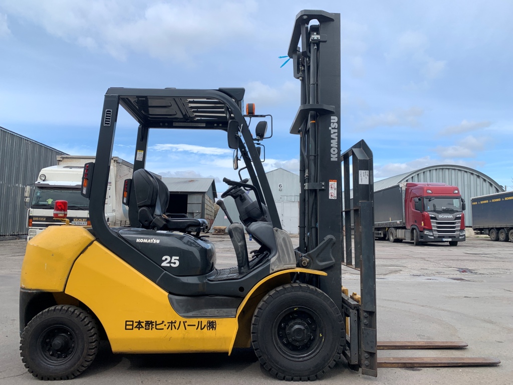 навантажувач Komatsu, з бічним зсувом та щоглою 4.5 метри