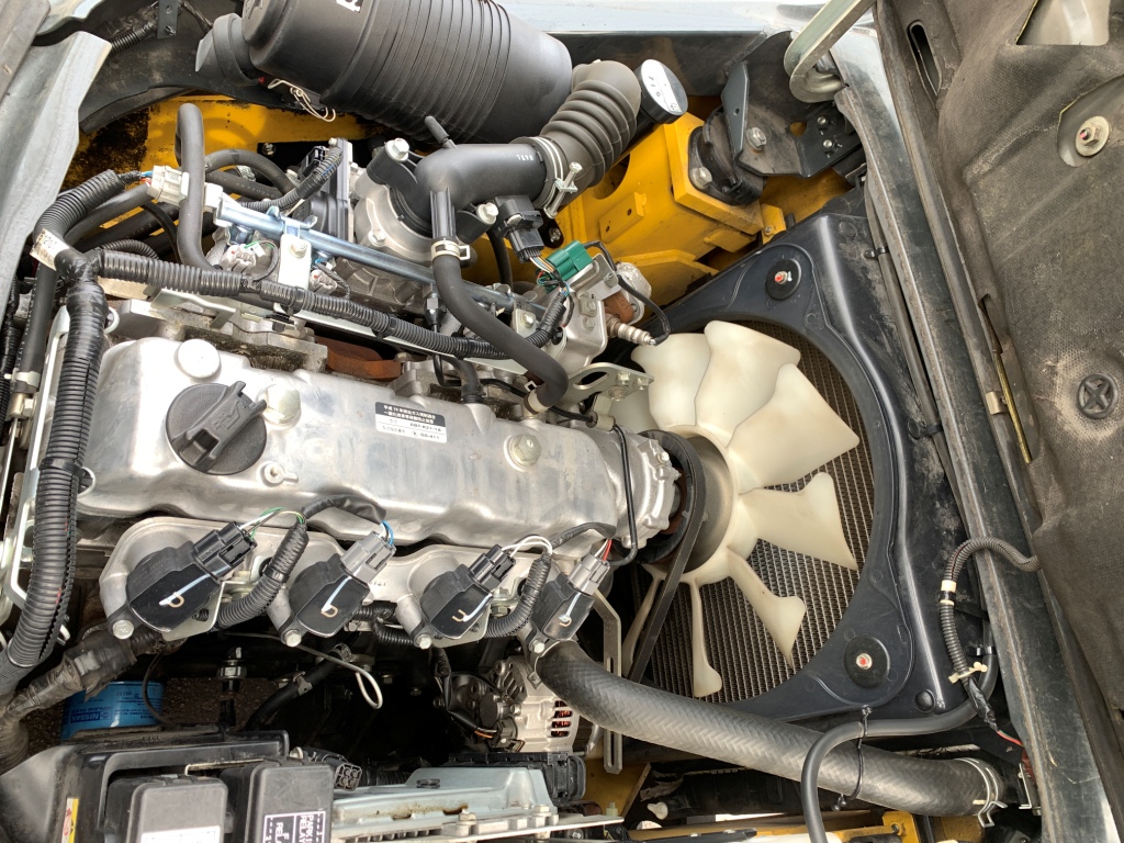 навантажувач Komatsu, з бічним зсувом та щоглою 4.5 метри