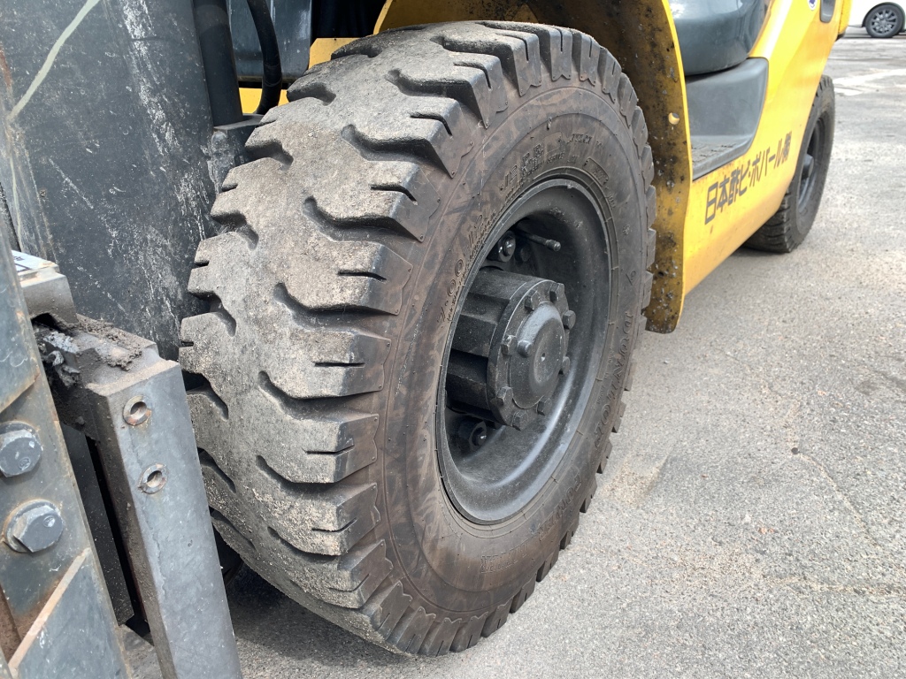 навантажувач Komatsu, з бічним зсувом та щоглою 4.5 метри