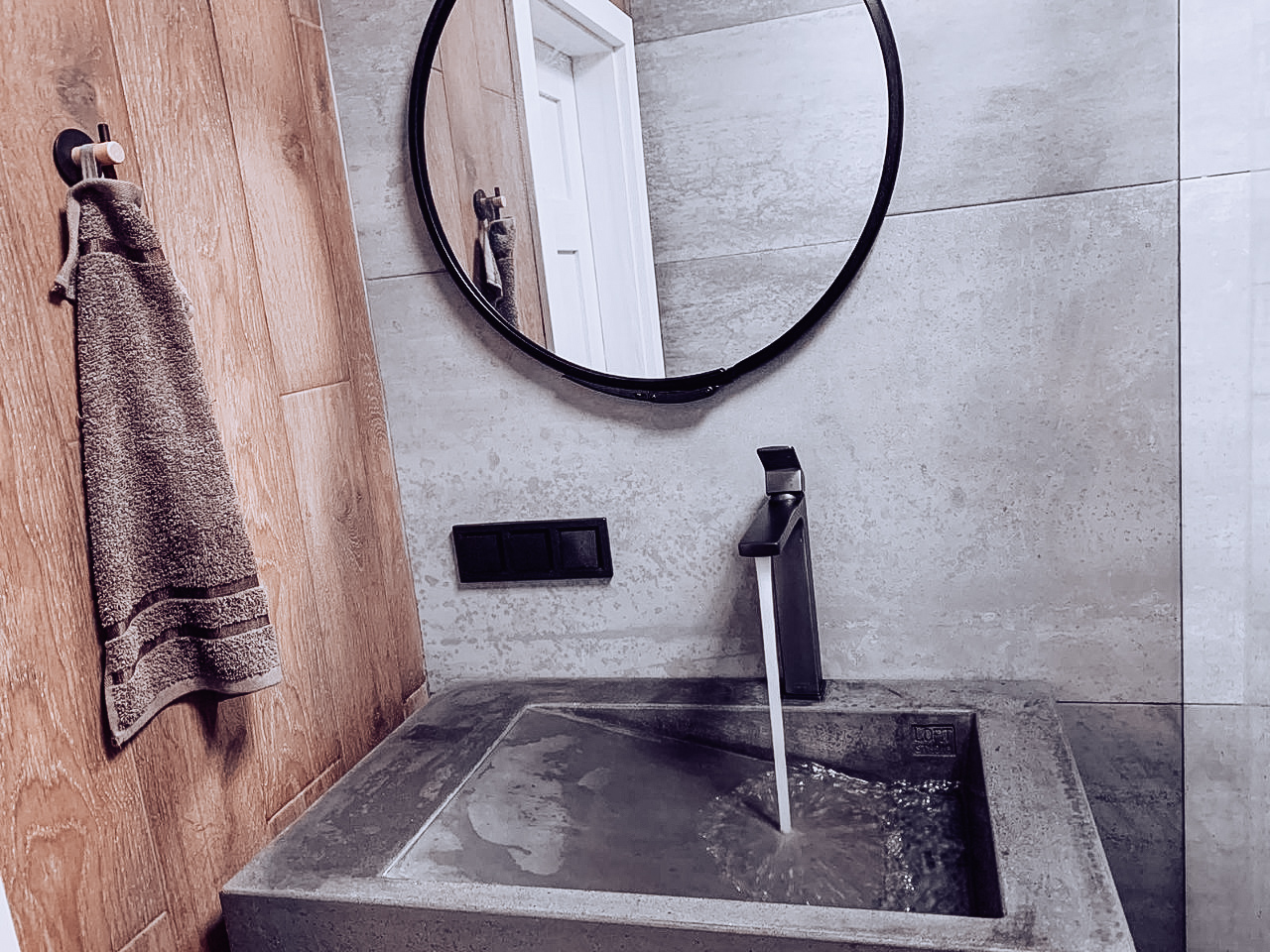 Умывальник бетонный с щелевым боковым сливом