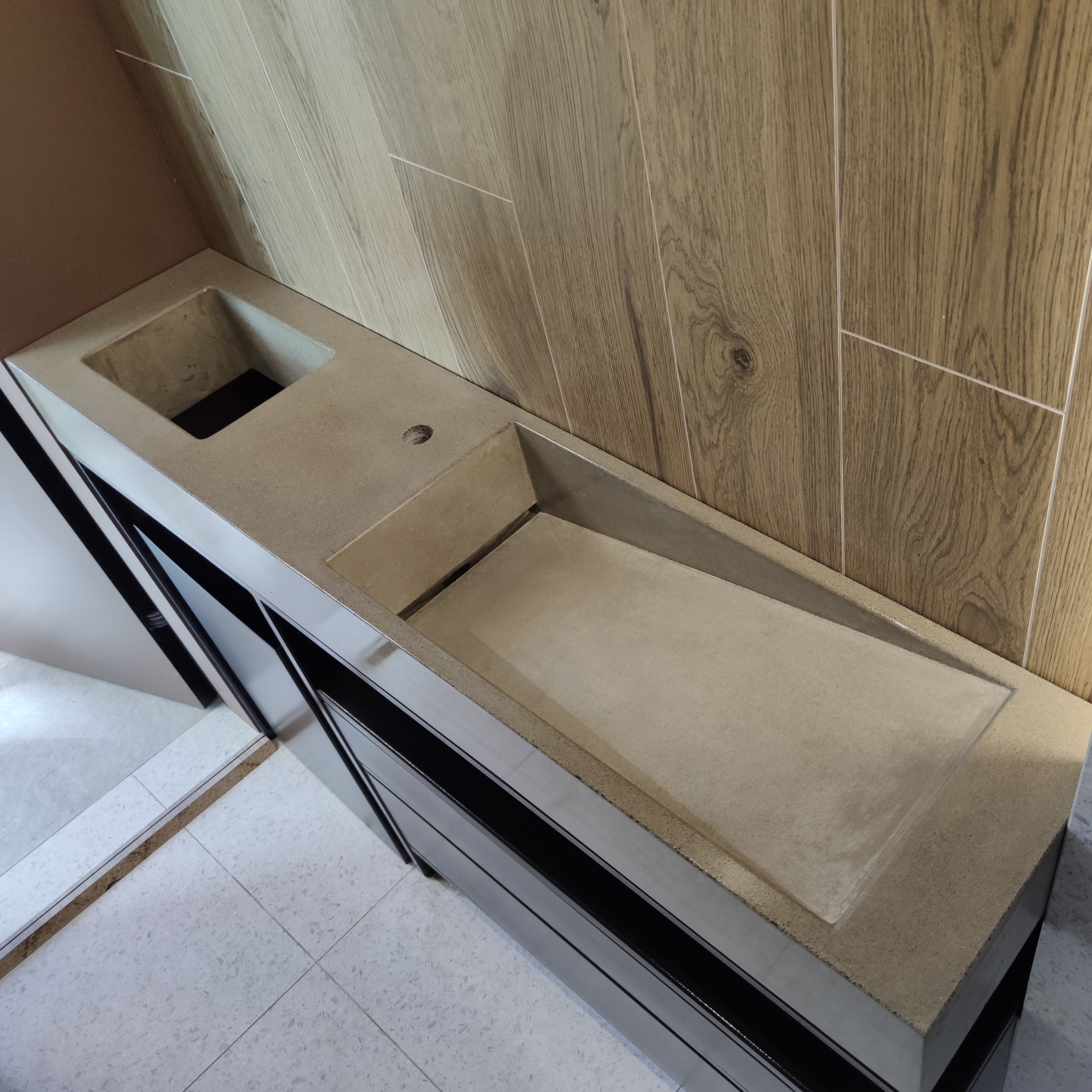 Умывальник бетонный с щелевым боковым сливом