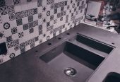 Бетонная кухня черная глянцевая цельная мат