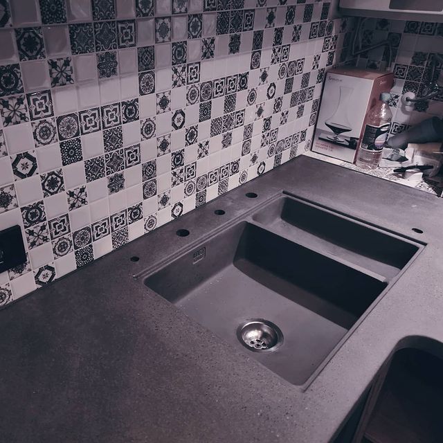 Бетонная кухня черная глянцевая цельная мат