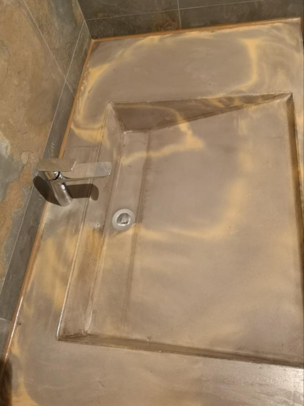 Умывальник щелевой из бетона тигровый леопард