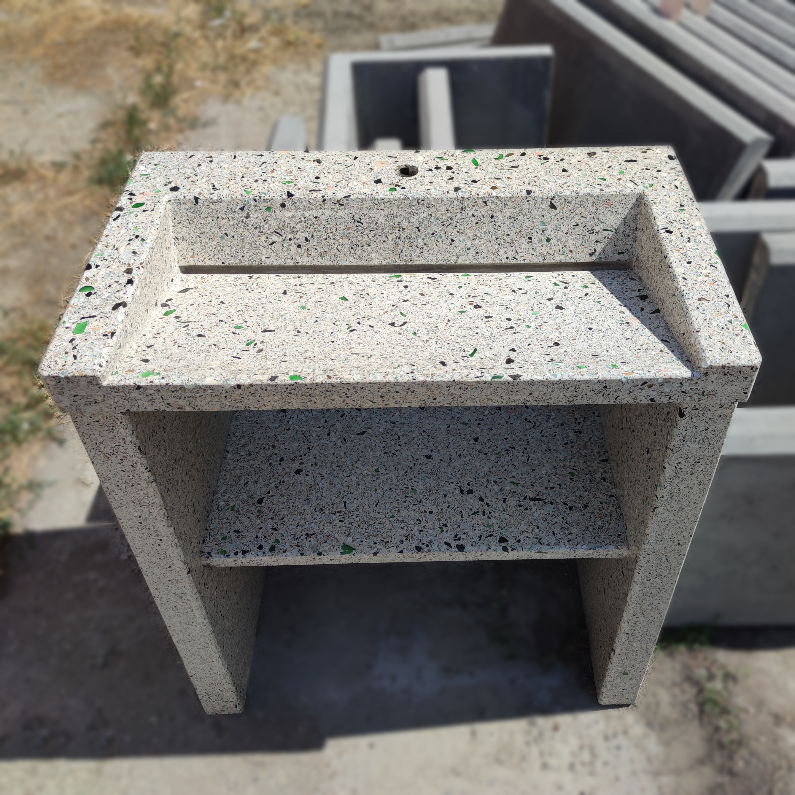 Умывальник бетонный с опорами,тумба полочка,щелевой