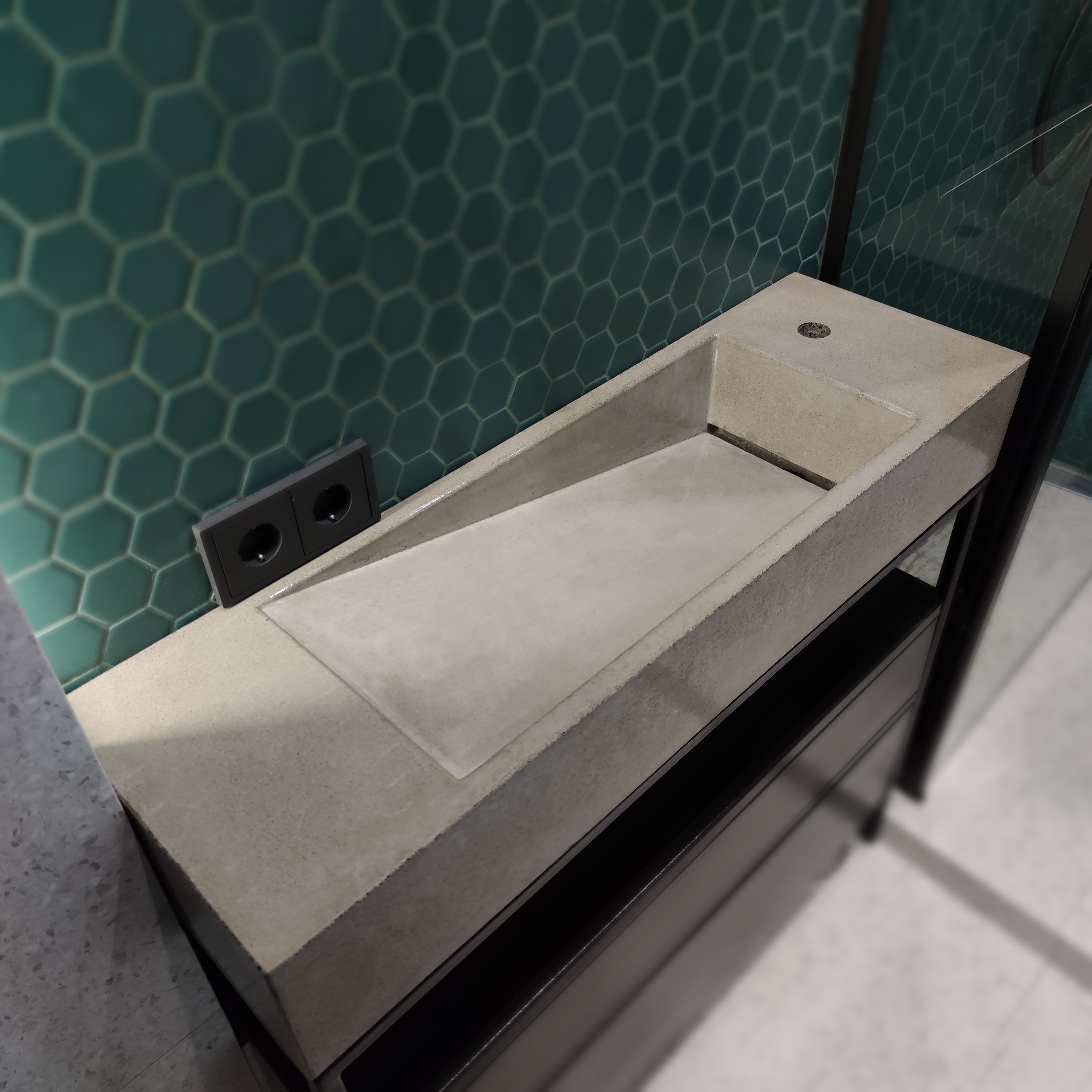 Умывальник бетонный с щелевым боковым сливом