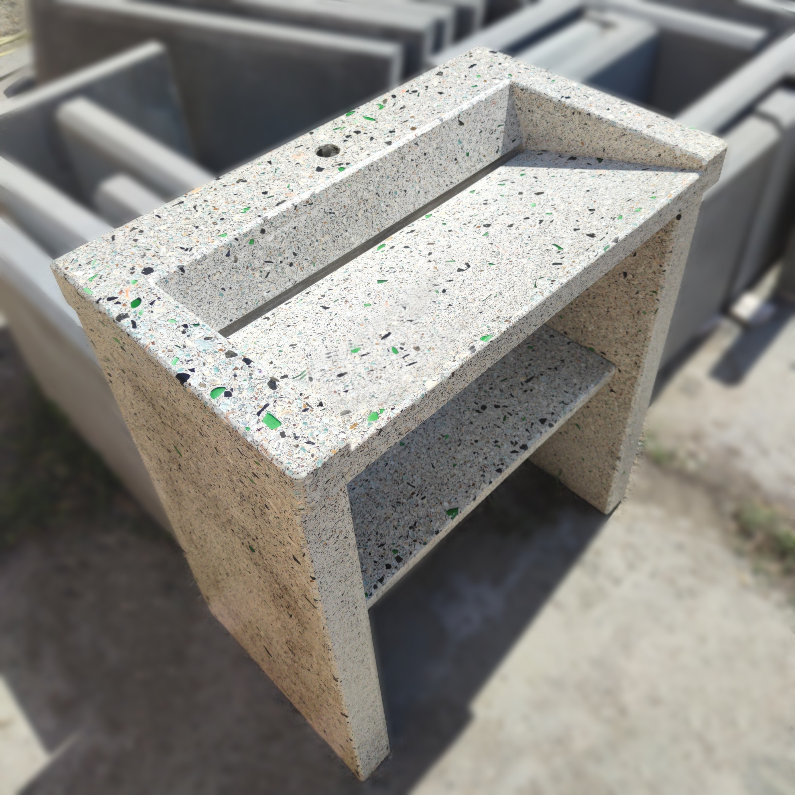 Умывальник бетонный с опорами,тумба полочка,щелевой