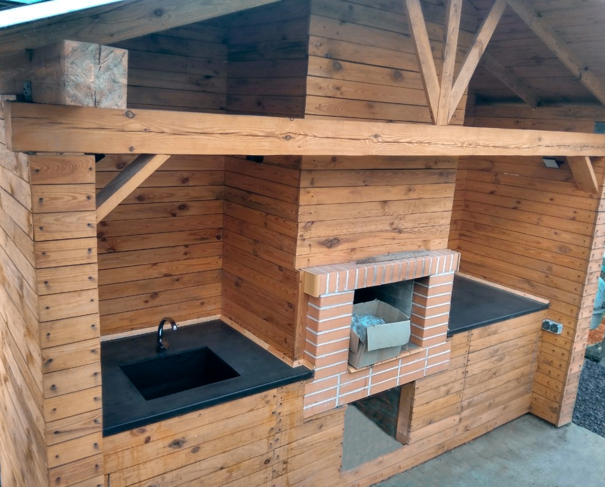 Бетонная кухня черная глянцевая цельная мат