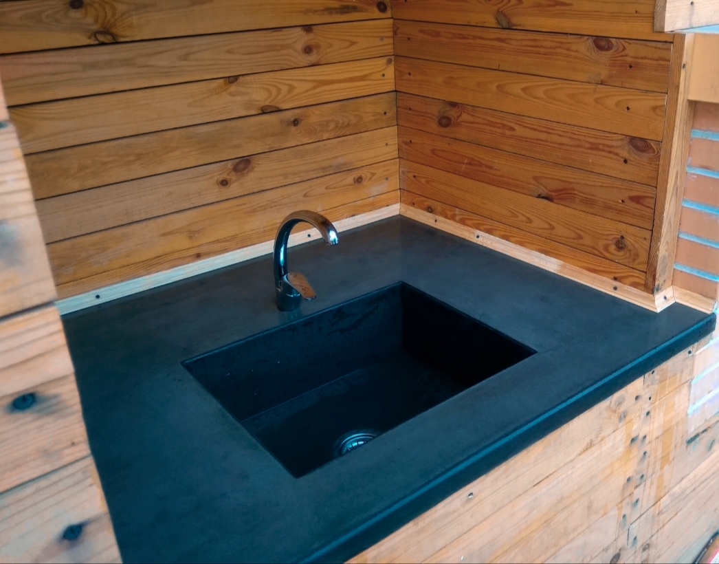 Кухня столешница из бетона барбекю угловая мойка