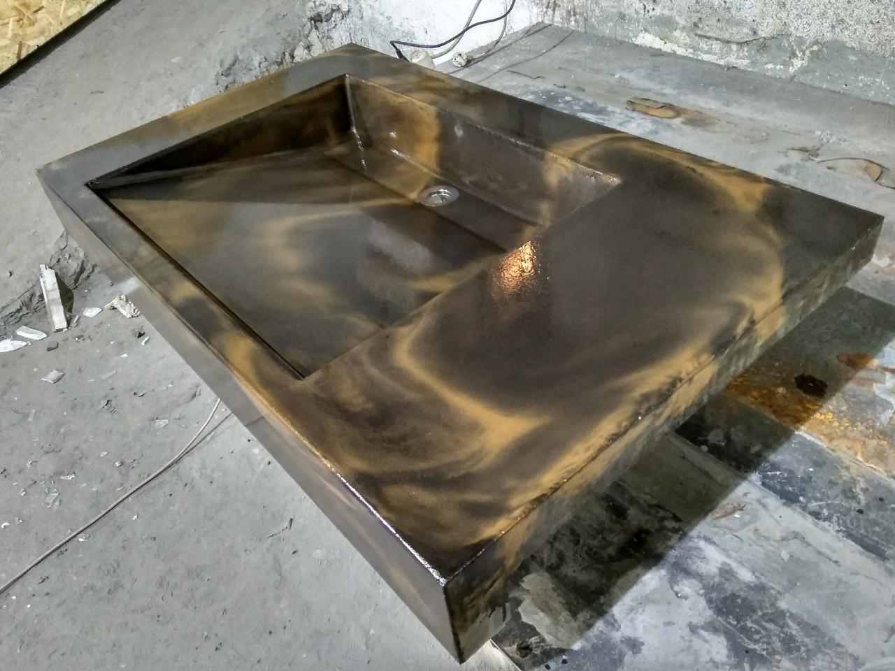 Умывальник щелевой из бетона тигровый леопард