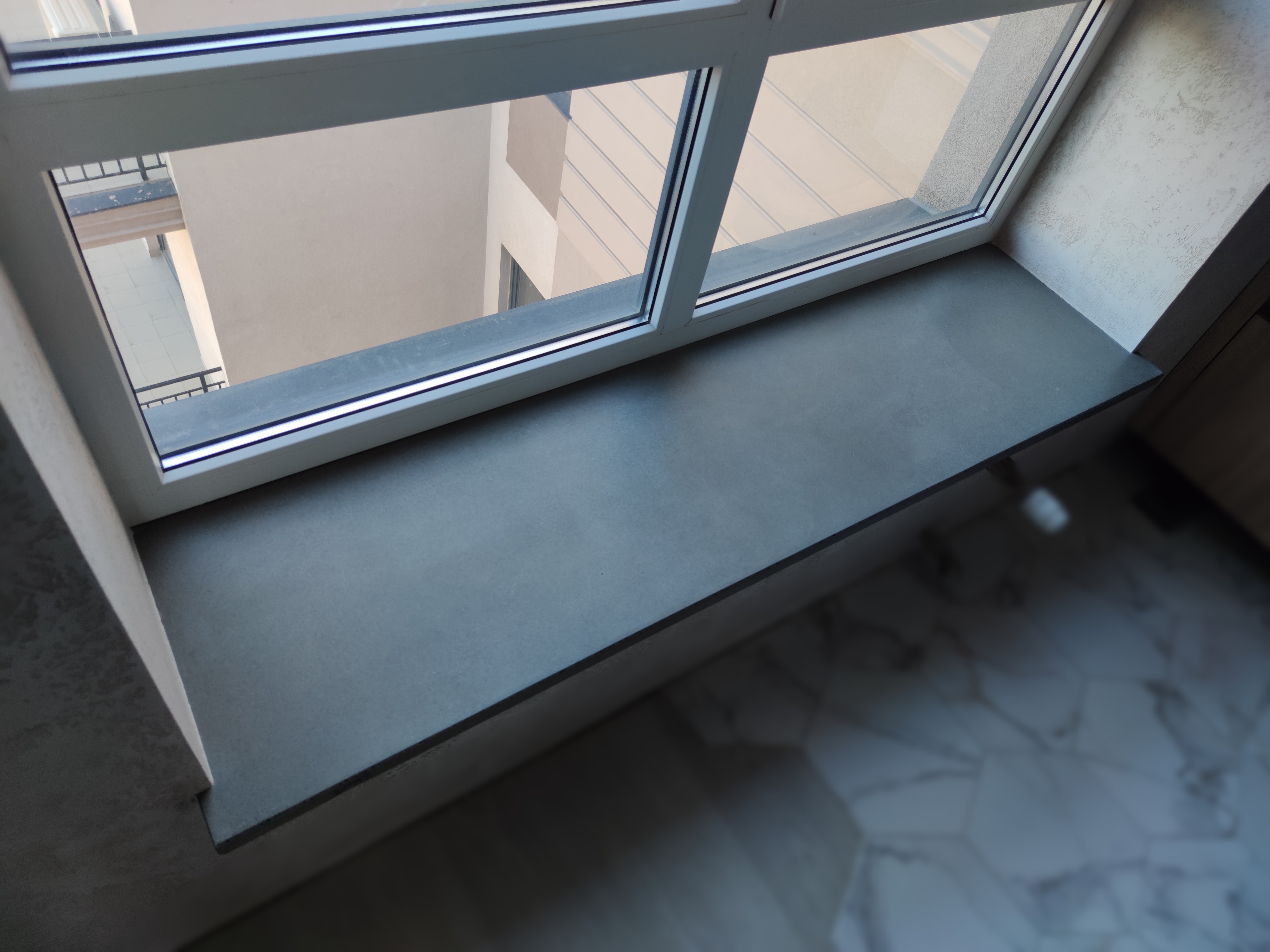 Подоконники бетонные,  радиусные встроенные из бетона