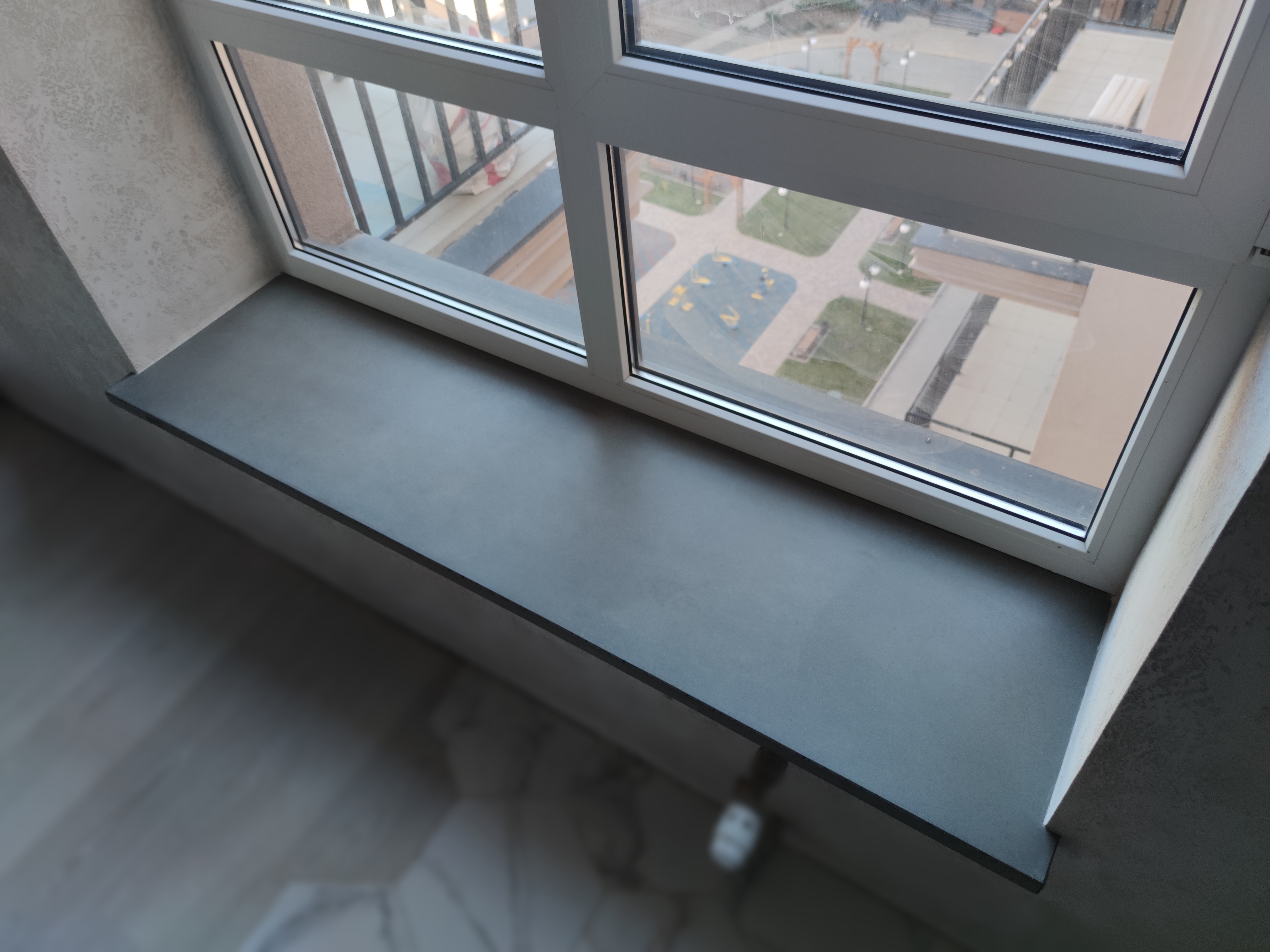 Подоконники бетонные,  радиусные встроенные из бетона