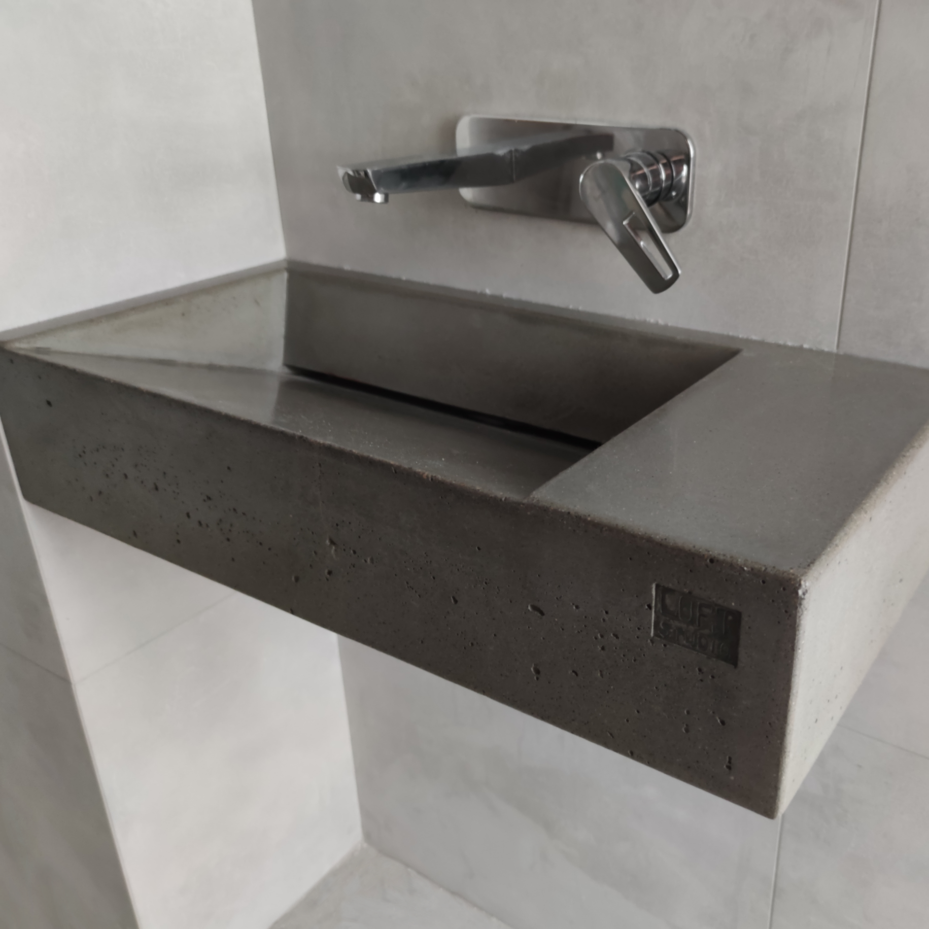 Умывальник щелевой бетонный, подвесной, накладной