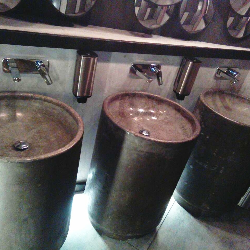 Бетонный умывальник бочка самостоячий розовый серый