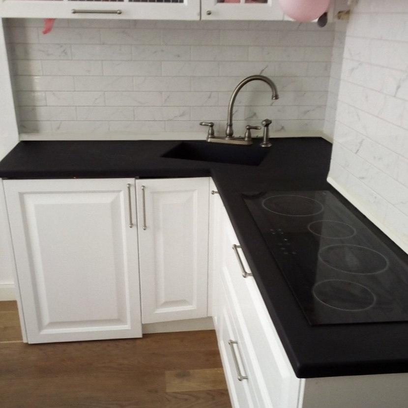 Бетонная кухня черная глянцевая цельная мат