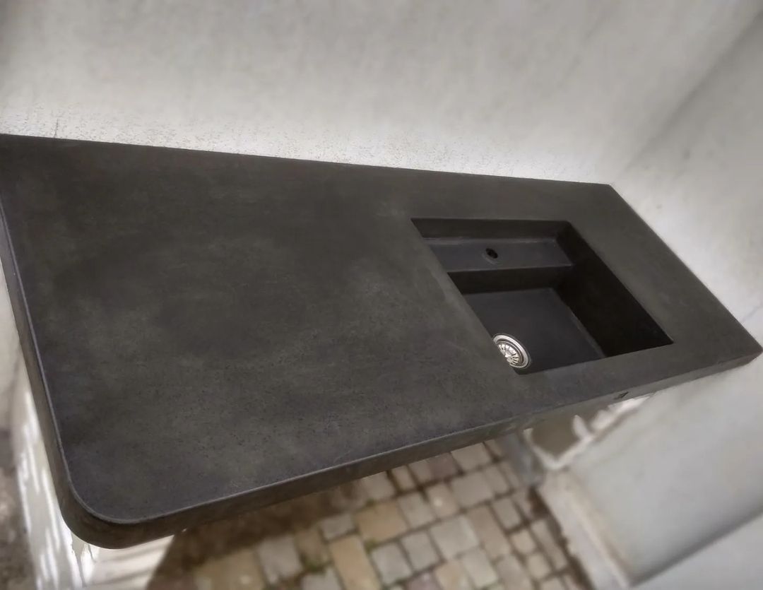 Кухня столешница из бетона барбекю угловая мойка