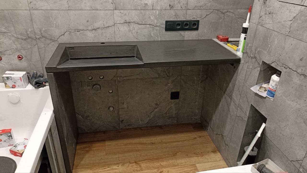 Щелевой бетонный умывальник глянцевый матовый