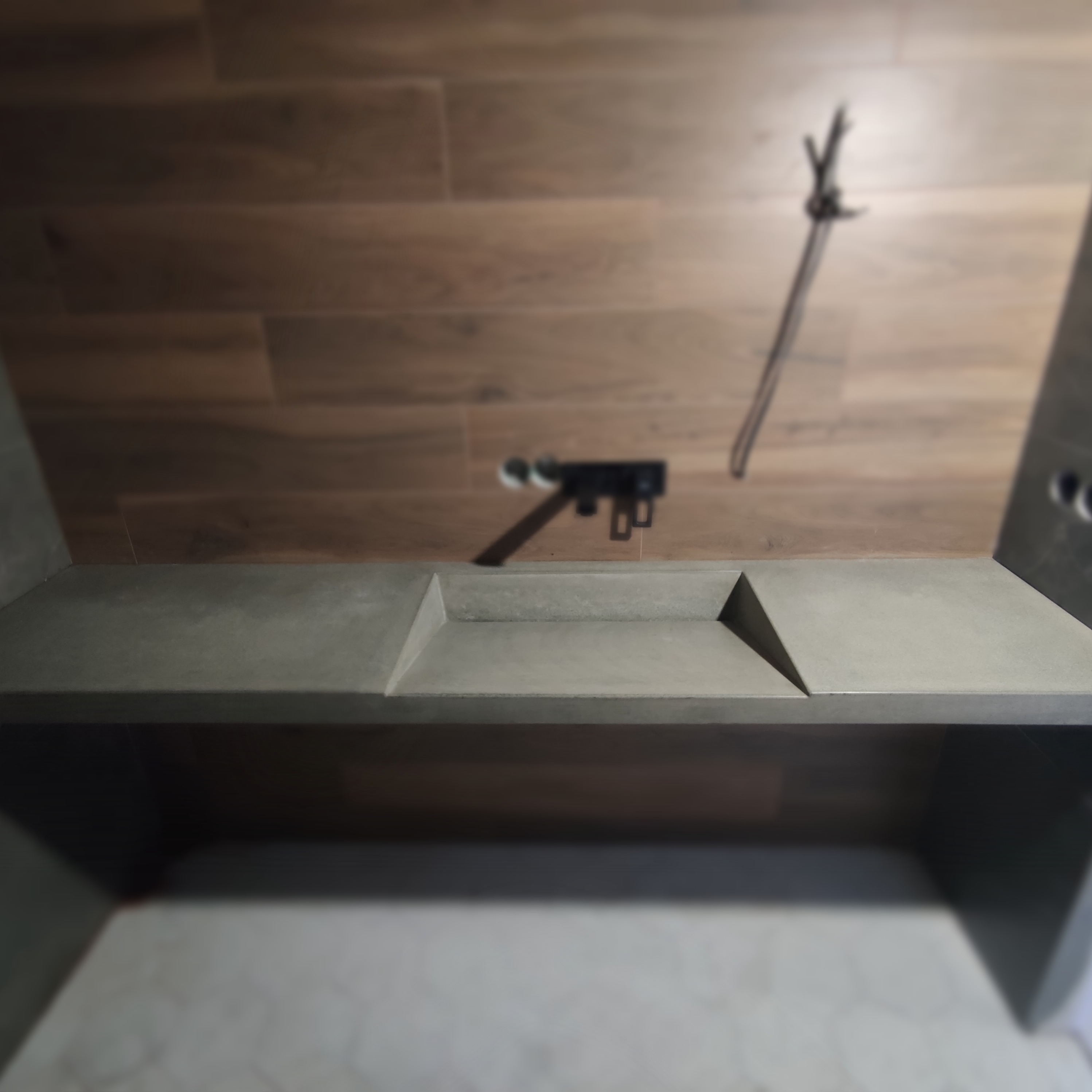 Щелевой бетонный умывальник глянцевый матовый