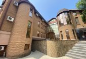 Оренда будівлі в центрі міста зі своїм двором.