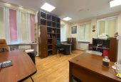 Оренда будівлі в центрі міста зі своїм двором.