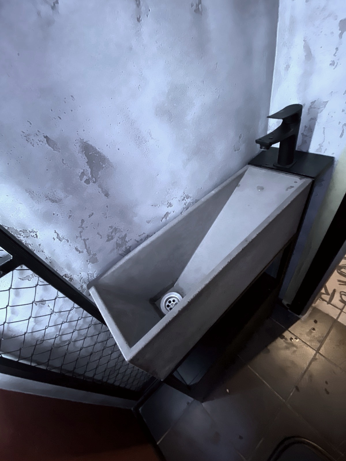 Умывальник бетонный с щелевым боковым сливом