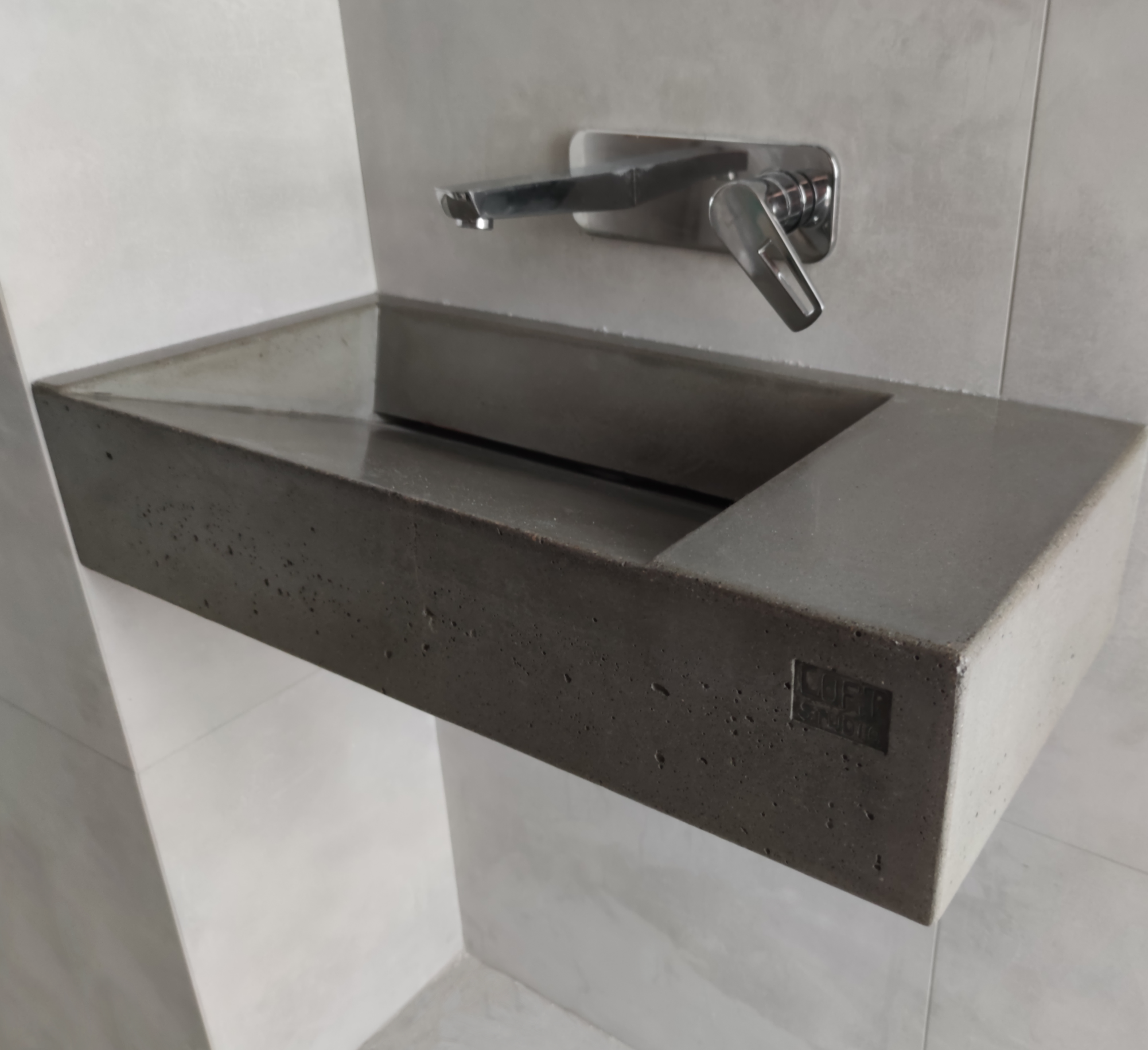 Бетонный щелевой умывальник подвесной лофт под заказ