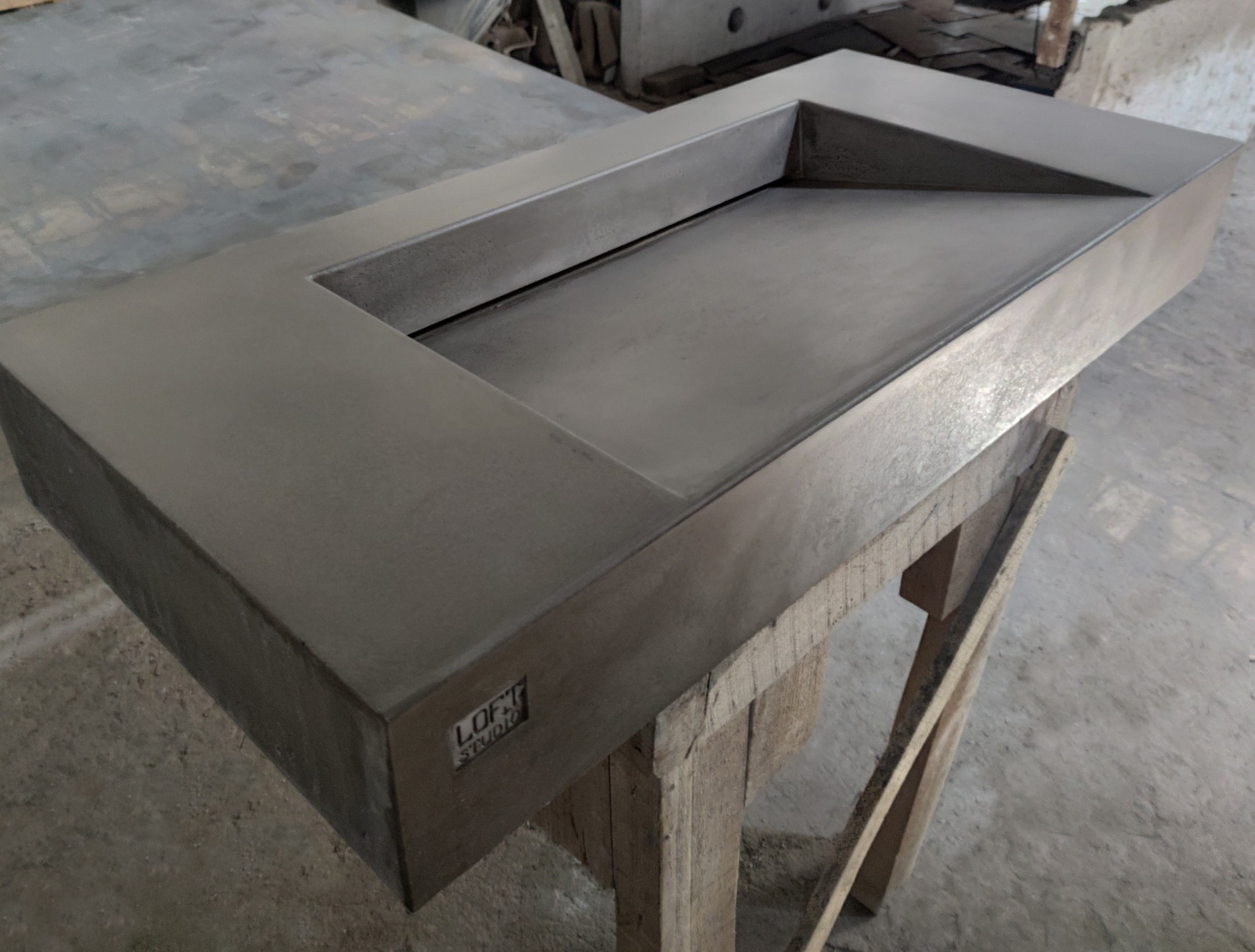 Умывальник щелевой бетонный, подвесной, накладной