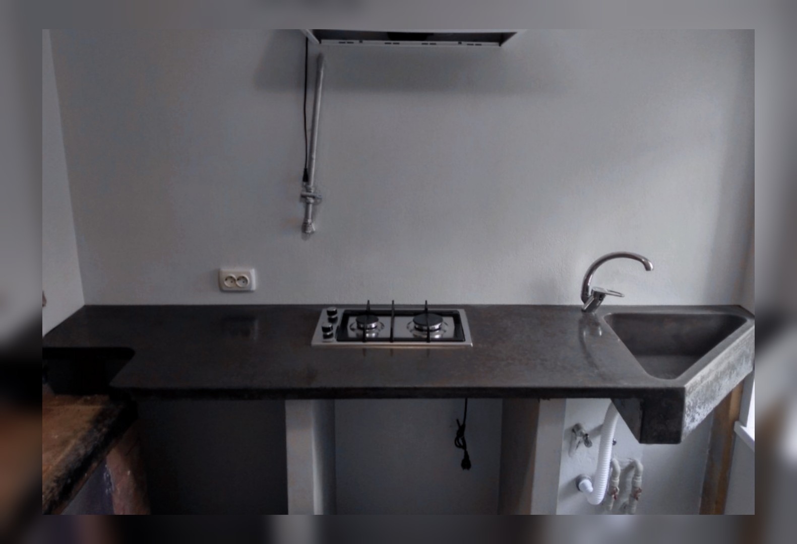 Кухня столешница из бетона барбекю угловая мойка