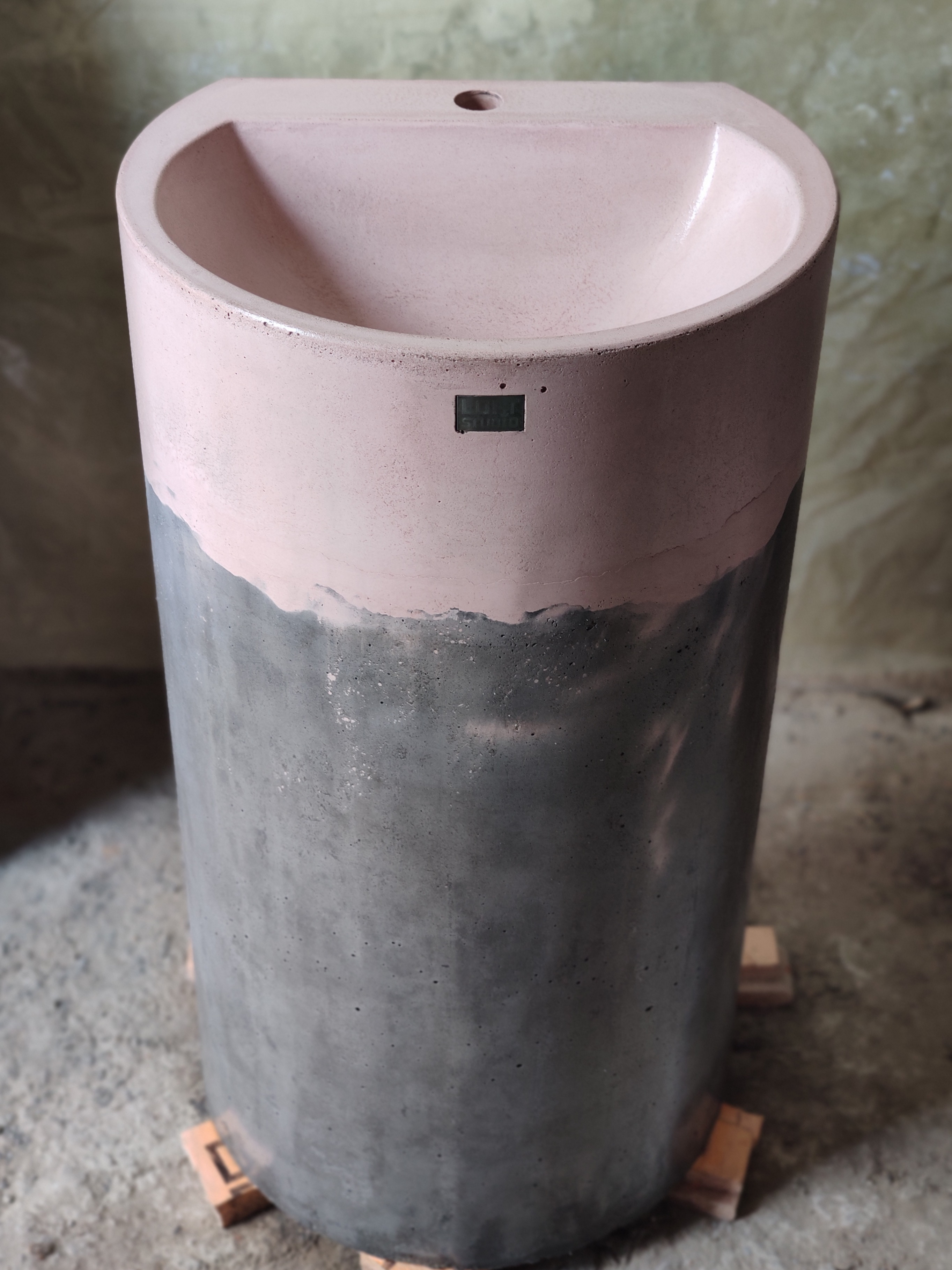 Бетонный умывальник бочка самостоячий розовый серый