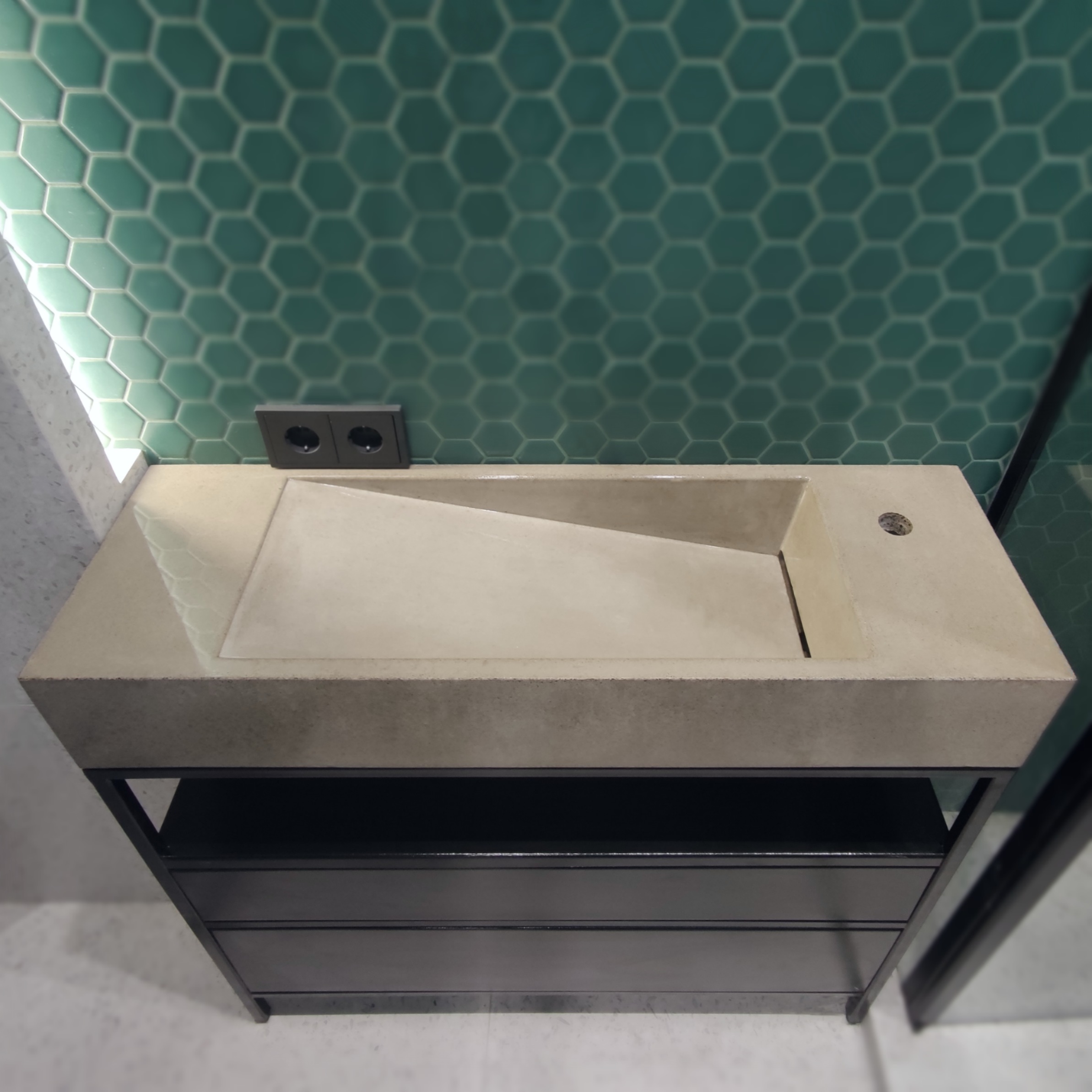 Щелевой умывальник из бетона любой толщины