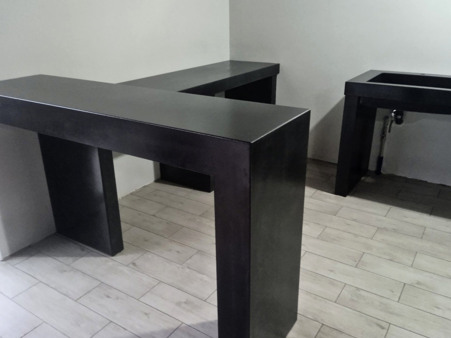 Кухня столешница из бетона барбекю угловая мойка