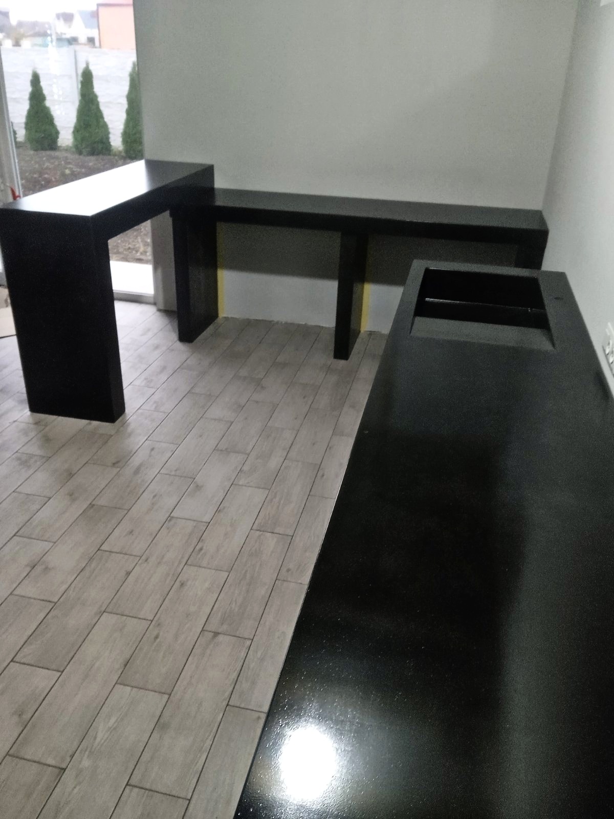 Кухня бетон,столешница с интегрированной мойкой,бар