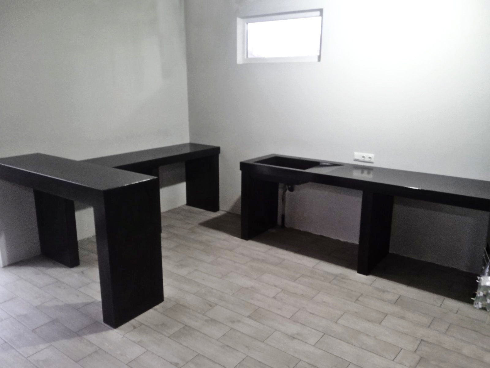 Кухня бетон,столешница с интегрированной мойкой,бар