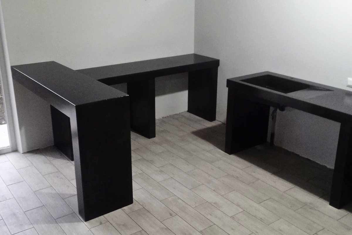 Кухня бетон,столешница с интегрированной мойкой,бар