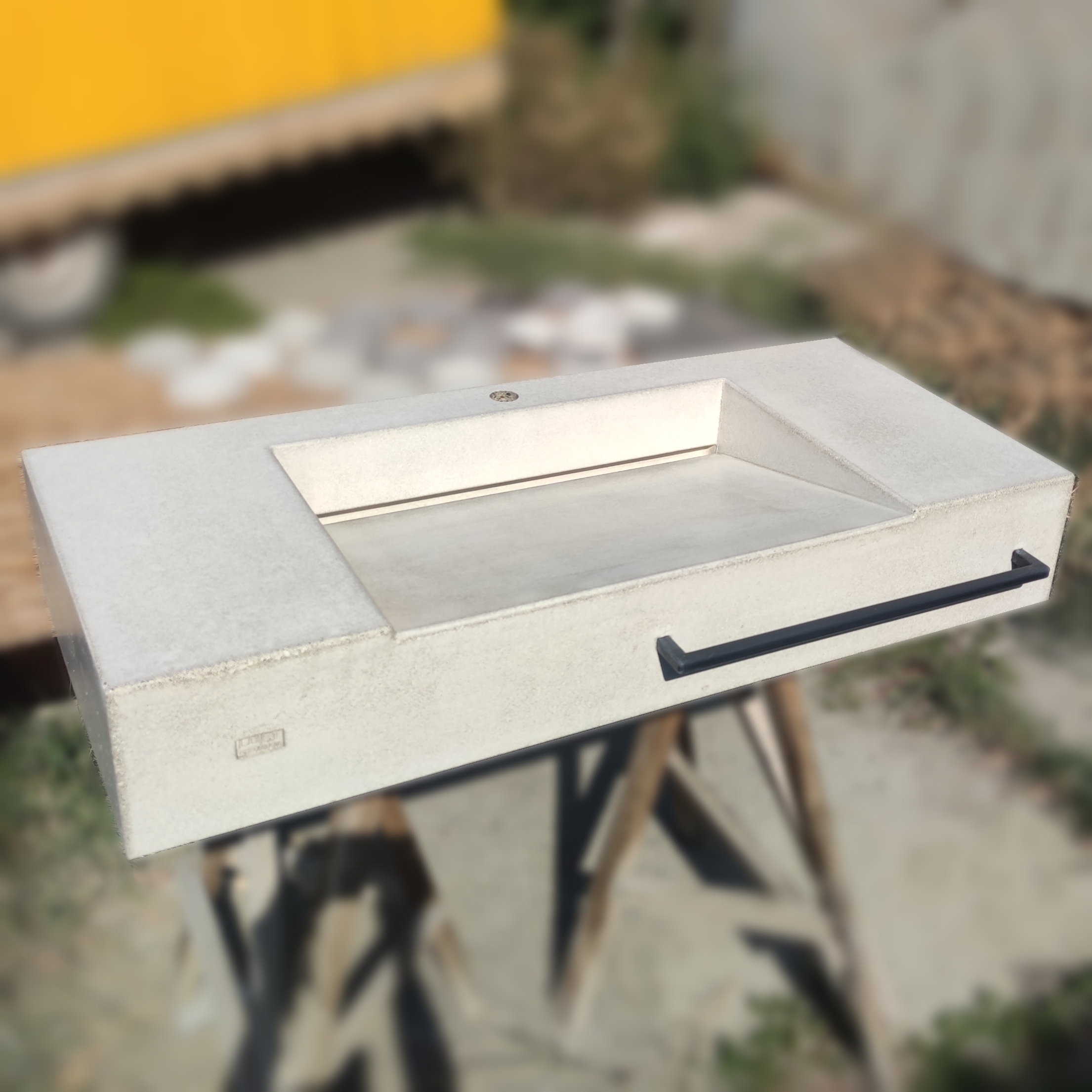 Білий бетонний умивальник з тримачем на замовлення