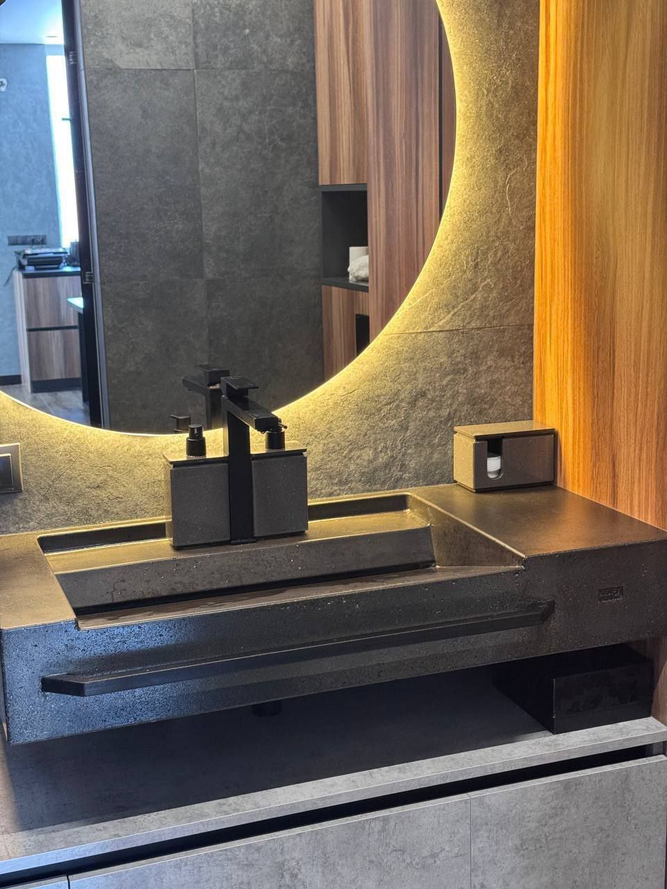 Умивальник щілинний з бетону графітовий з поличкою