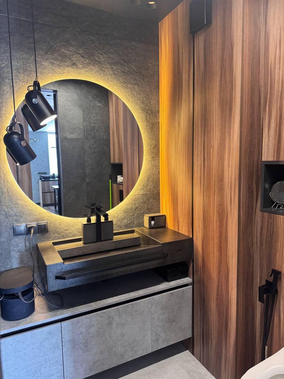 Умивальник щілинний з бетону графітовий з поличкою