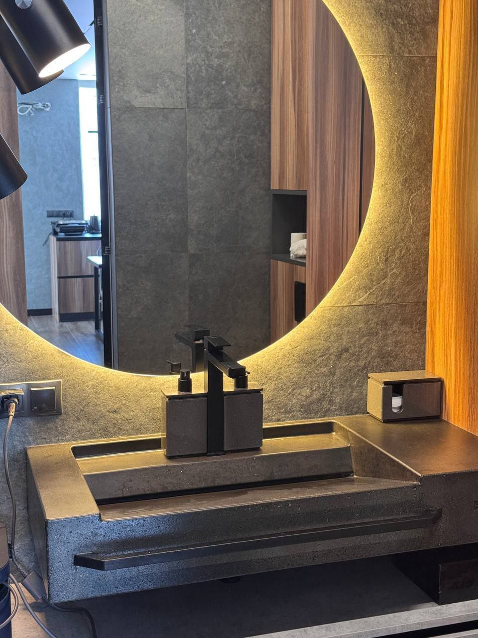 Умивальник щілинний з бетону графітовий з поличкою