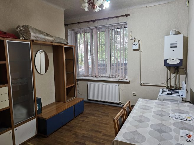 Продам квартиру (38м2)  под коммерцию.  Отдельный вход!