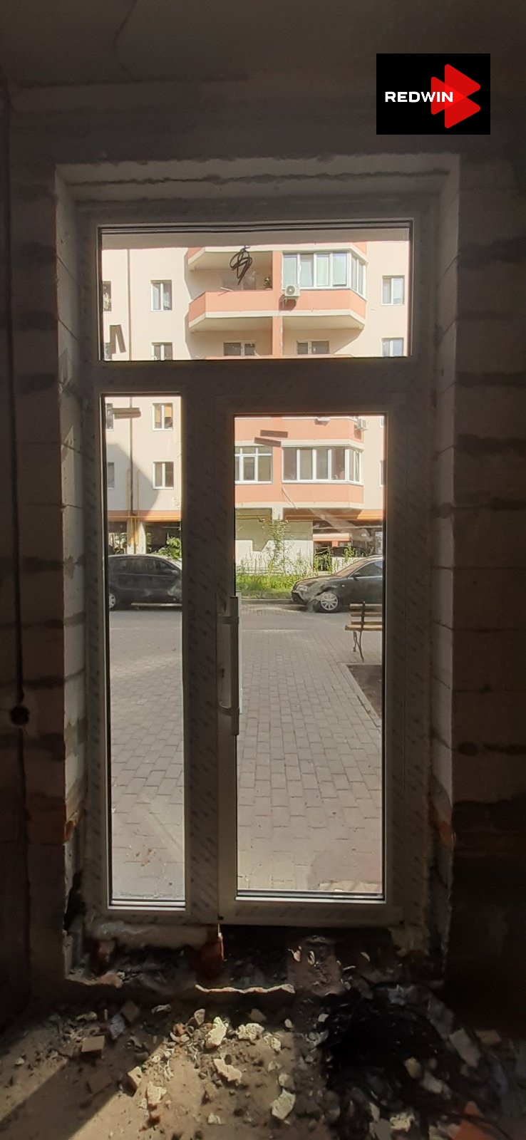 Двери входной группы из алюминия с замком