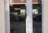 Двери входной группы из алюминия с замком