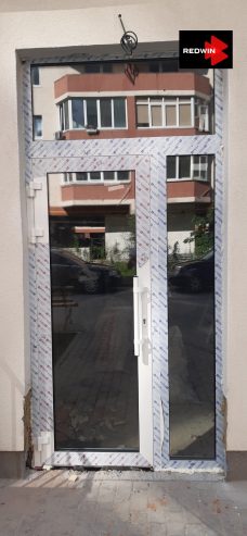 Двери входной группы из алюминия с замком