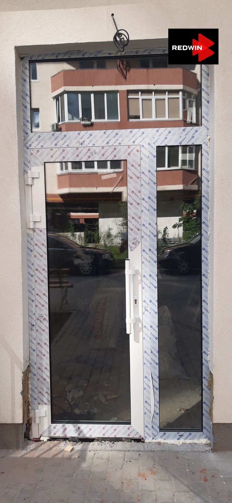 Двери входной группы из алюминия с замком