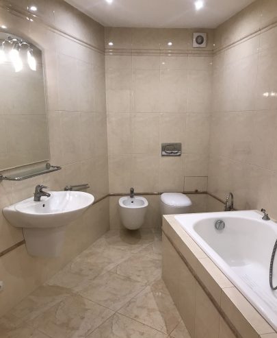 Чудова 1к.кв. Бажана просп. 30. Поруч м.Харьківська!