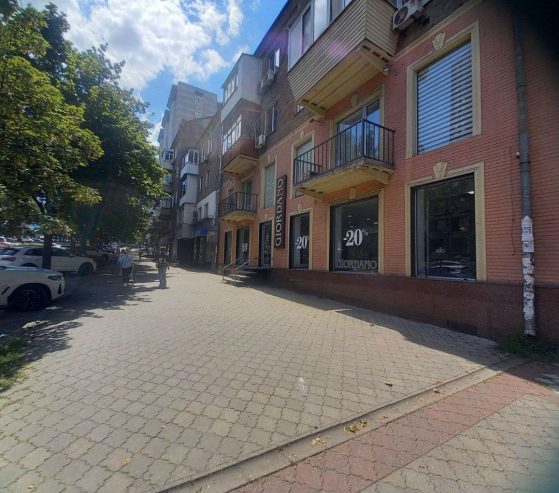 Червона лінія, окремий вхід і вітринні вікна